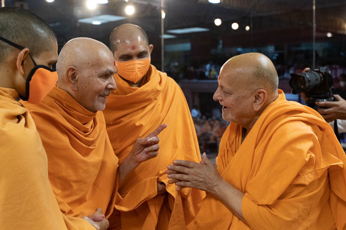 Swamishri in a conversation with Pujya Ishwarcharan Swami