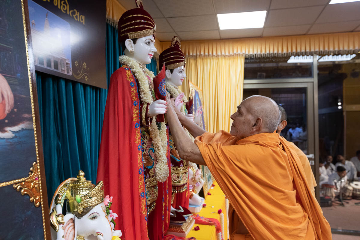 Swamishri performs the murti-pratishtha rituals