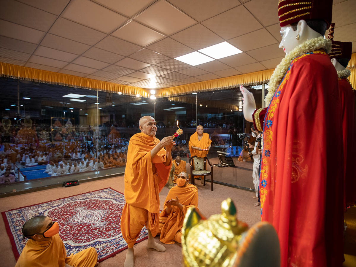 Swamishri and Pujya Ishwarcharan Swami perform the pratishtha arti