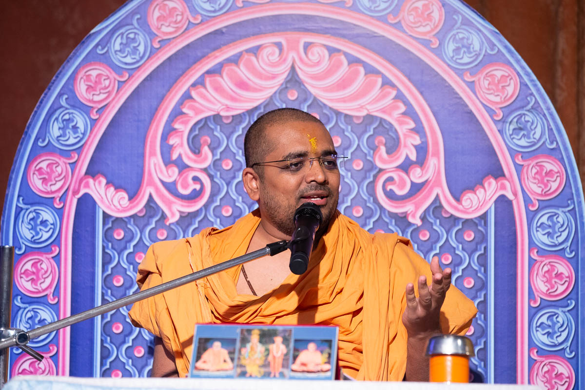 Vivekshil Swami addresses the evening satsang assembly