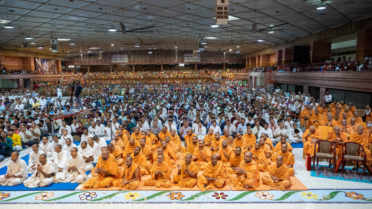 Sadhus, parshads, sadhaks and devotees doing darshan of Swamishri