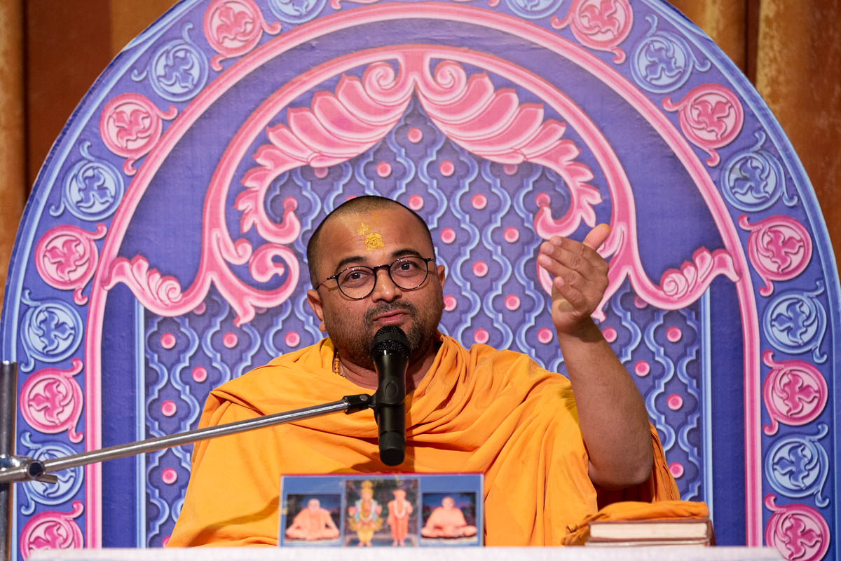 Gyanvijay Swami addresses the evening satsang assembly
