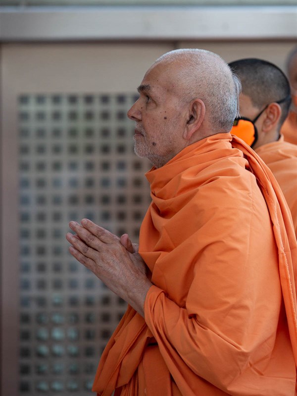 Param Pujya Mahant Swami Maharaj engrossed in darshan