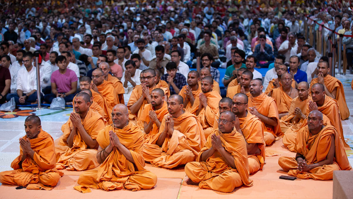 Sadhus and devotees doing darshan of Swamisrhi