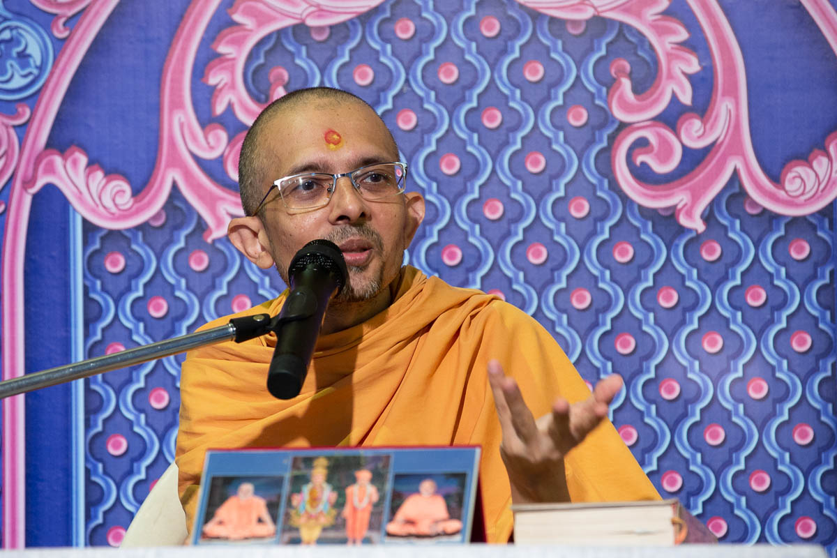 Priyaswarup Swami addresses the evening satsang assembly
