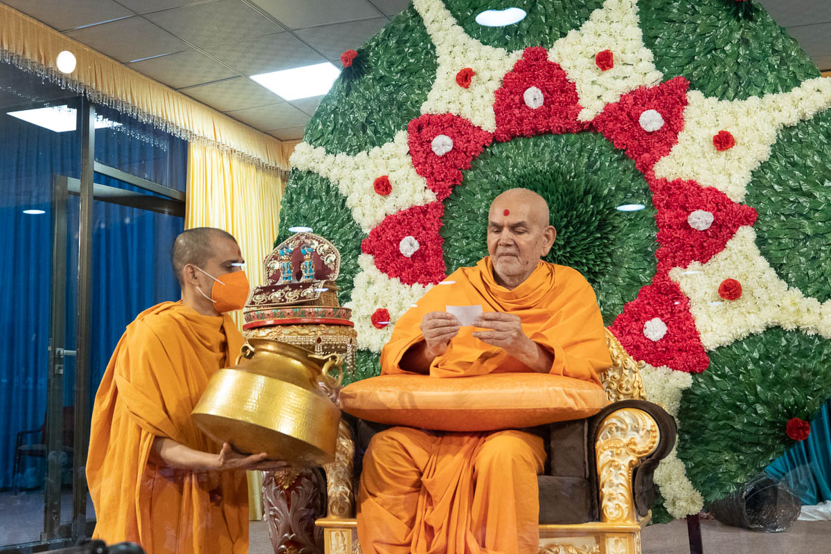 Swamishri reads a prayer written by a devotee