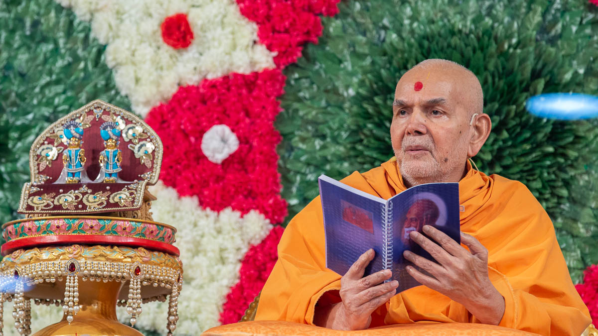 Swamishri blesses the evening assembly