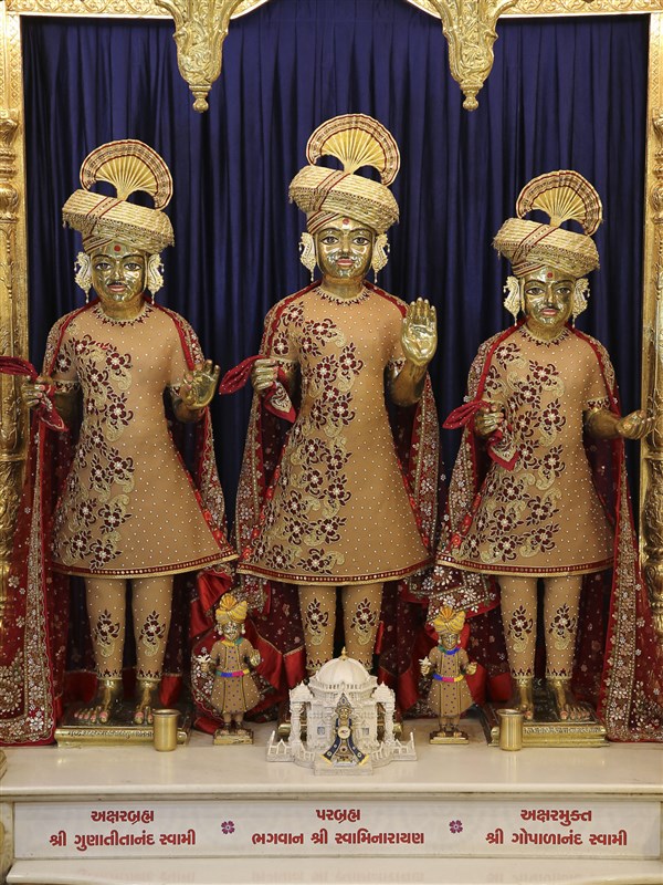 Chandan Adornments of Murtis 2022, Sarangpur