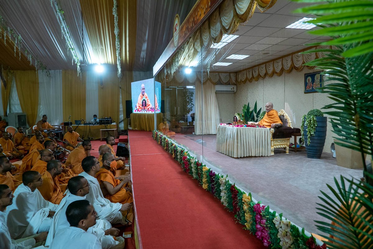 Sadhus and parshads doing Swamishri's puja darshan