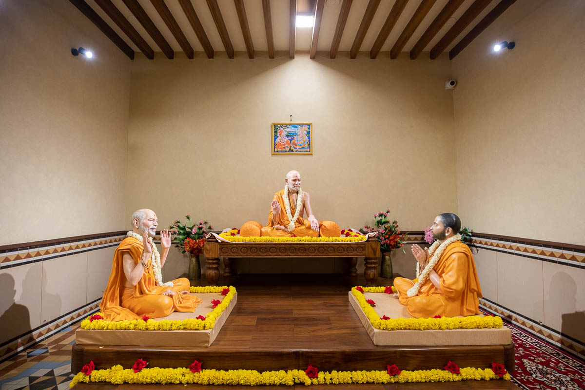 Brahmaswarup Shastriji Maharaj, Brahmaswarup Yogiji Maharaj and Brahmaswarup Pramukh Swami Maharaj, Yagnapurush Smruti Mandir