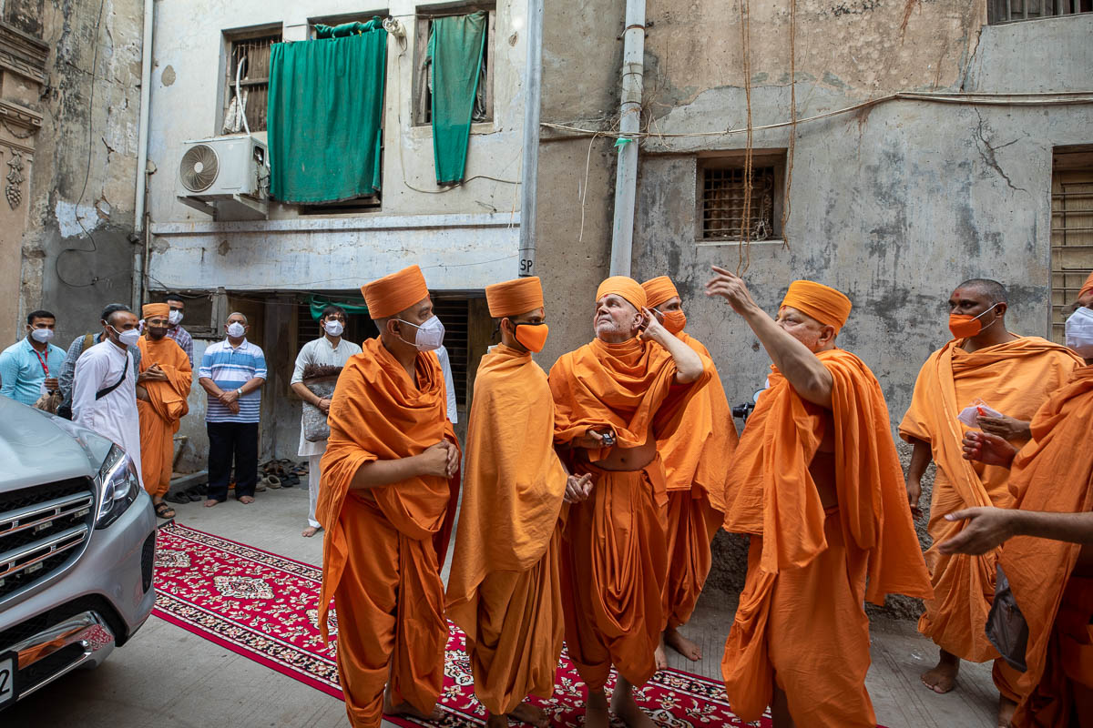 Swamishri observes the mandir building