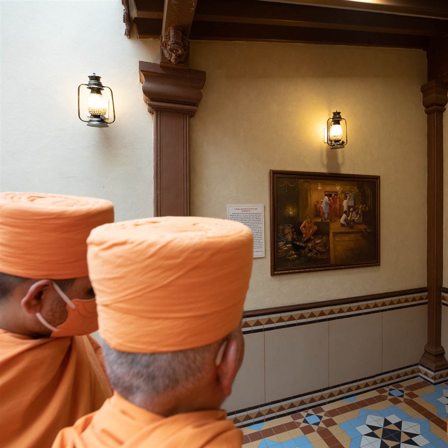 Swamishri observes a painting of the chokdi
