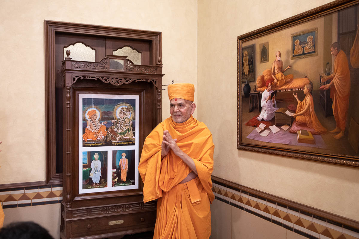 Swamishri with the original murtis consecrated by Shastriji Maharaj at Yagnapurush Smruti Mandir