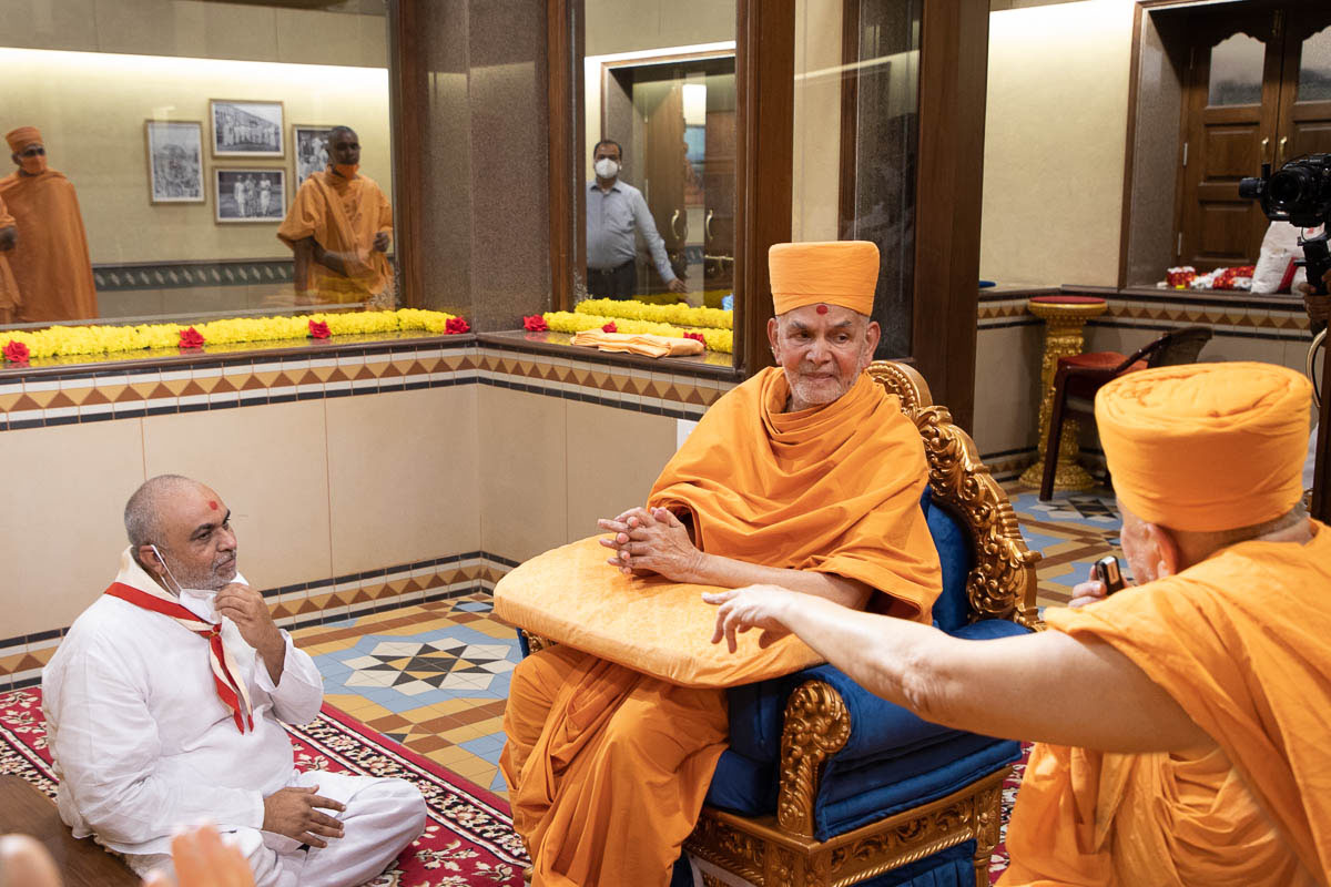 Pujya Ishwarcharan Swami introduces Shri Ashokbhai Narola to Swamishri
