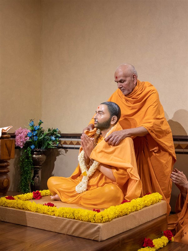 Swamishri drapes a chadar on Brahmaswarup Pramukh Swami Maharaj