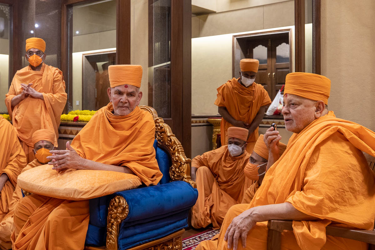 Pujya Ishwarcharan Swami voices some prayers before chanting of the Swaminarayan dhun
