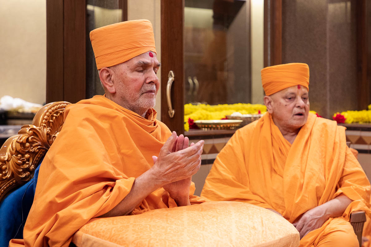 Swamishri and Pujya Ishwarcharan Swami chant the Swaminarayan dhun