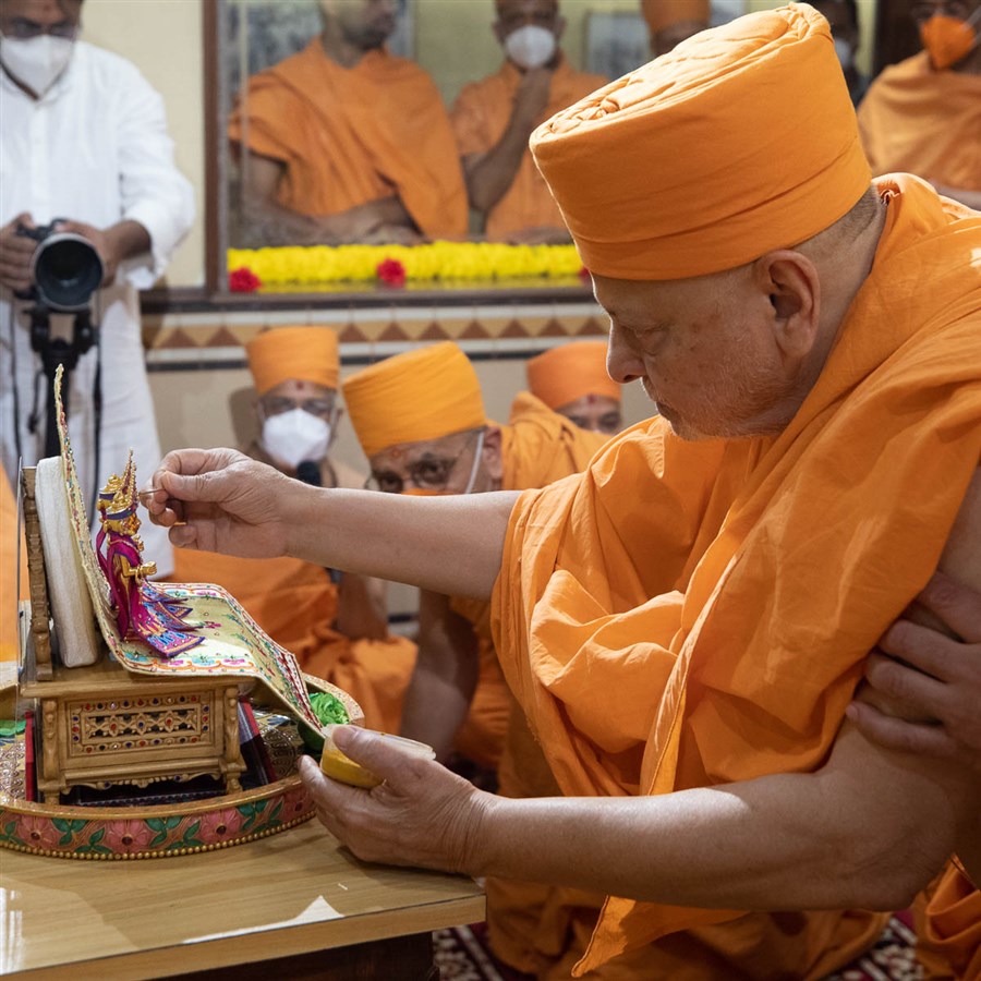 Pujya Ishwarcharan Swami performs the pujan of Shri Harikrishna Maharaj and Shri Gunatitanand Swami