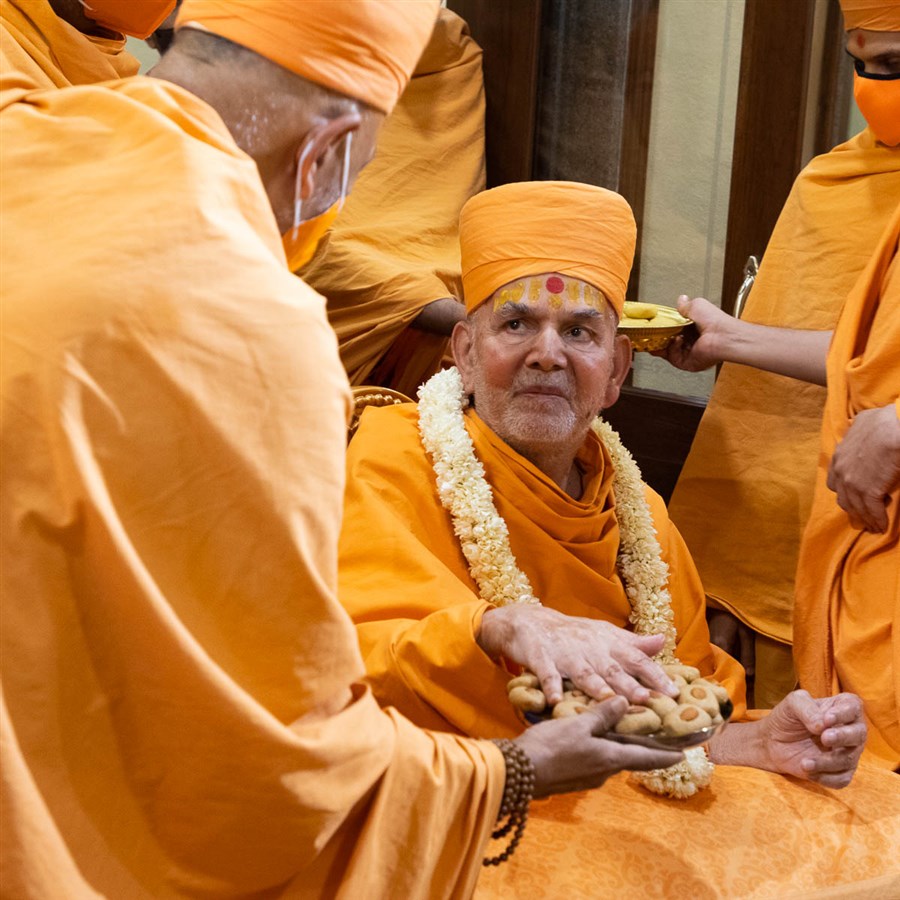 Swamishri sanctifies prasad for all