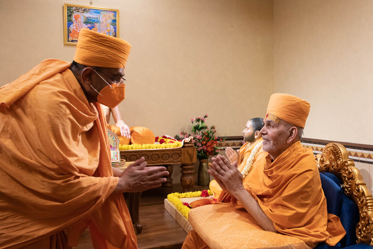 Swamishri blesses Vishwavihari Swami