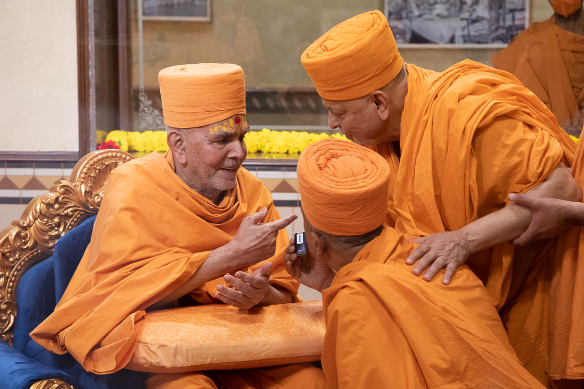 Swamishri in conversation with Pujya Ishwarcharan Swami and Brahmavihari Swami