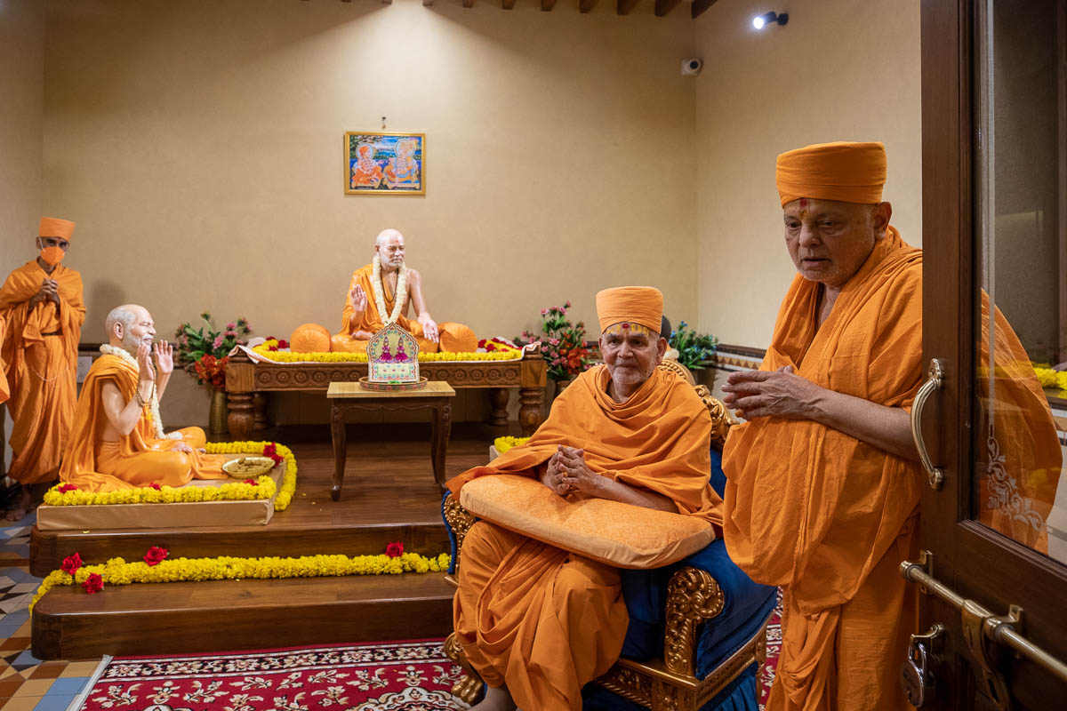 Pujya Ishwarcharan Swami with Swamishri