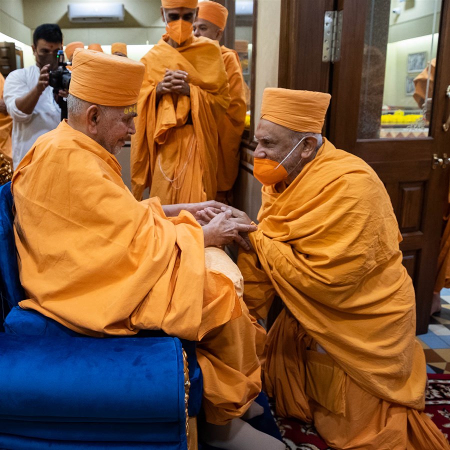 Swamishri blesses Atmaswarup Swami