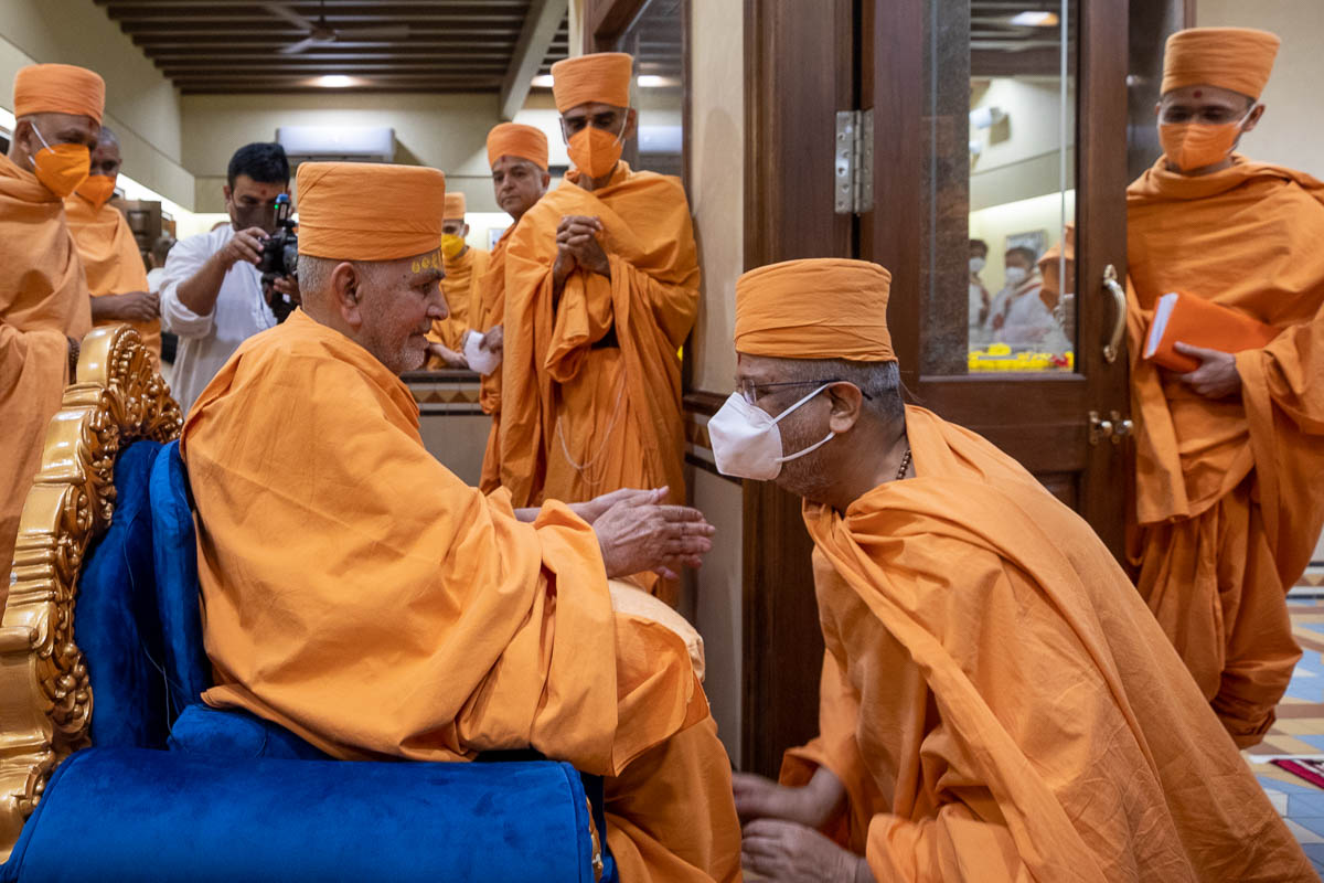Swamishri blesses Aksharvatsal Swami