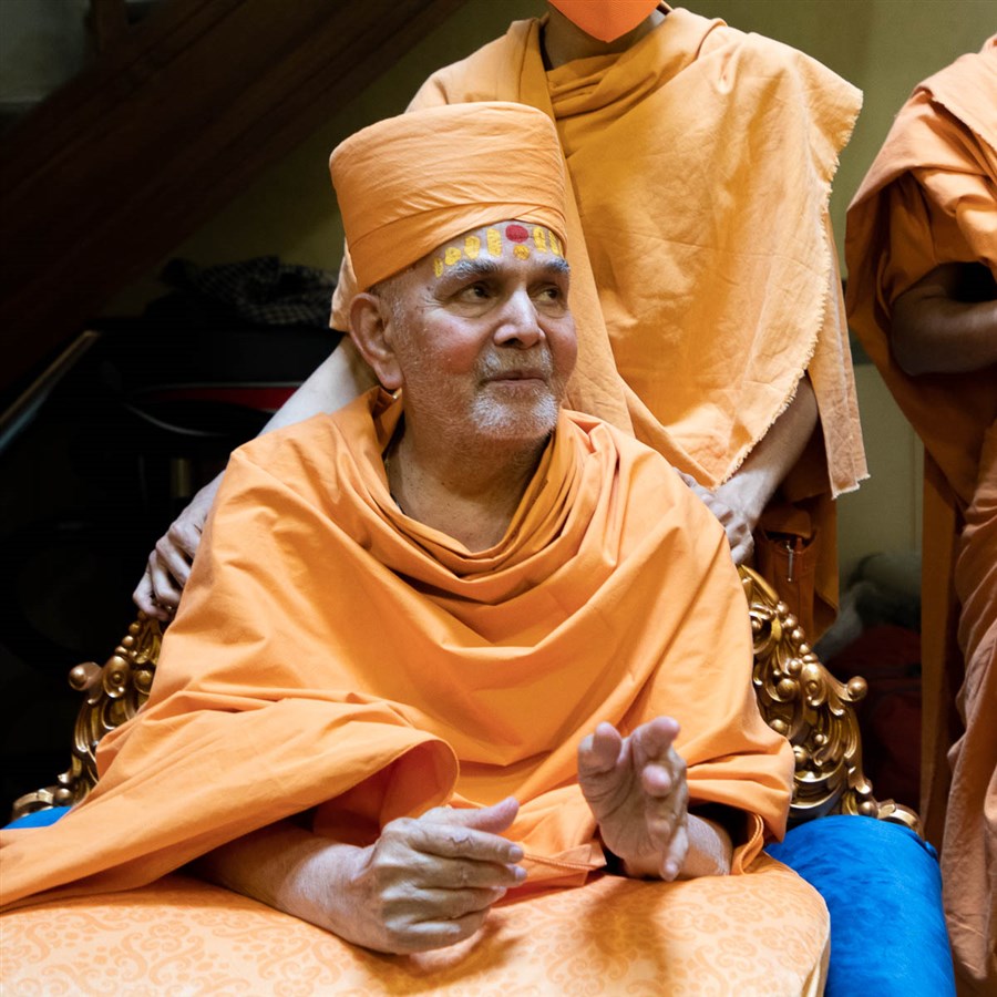 Swamishri observes photos of Brahmaswarup Shastriji Maharaj