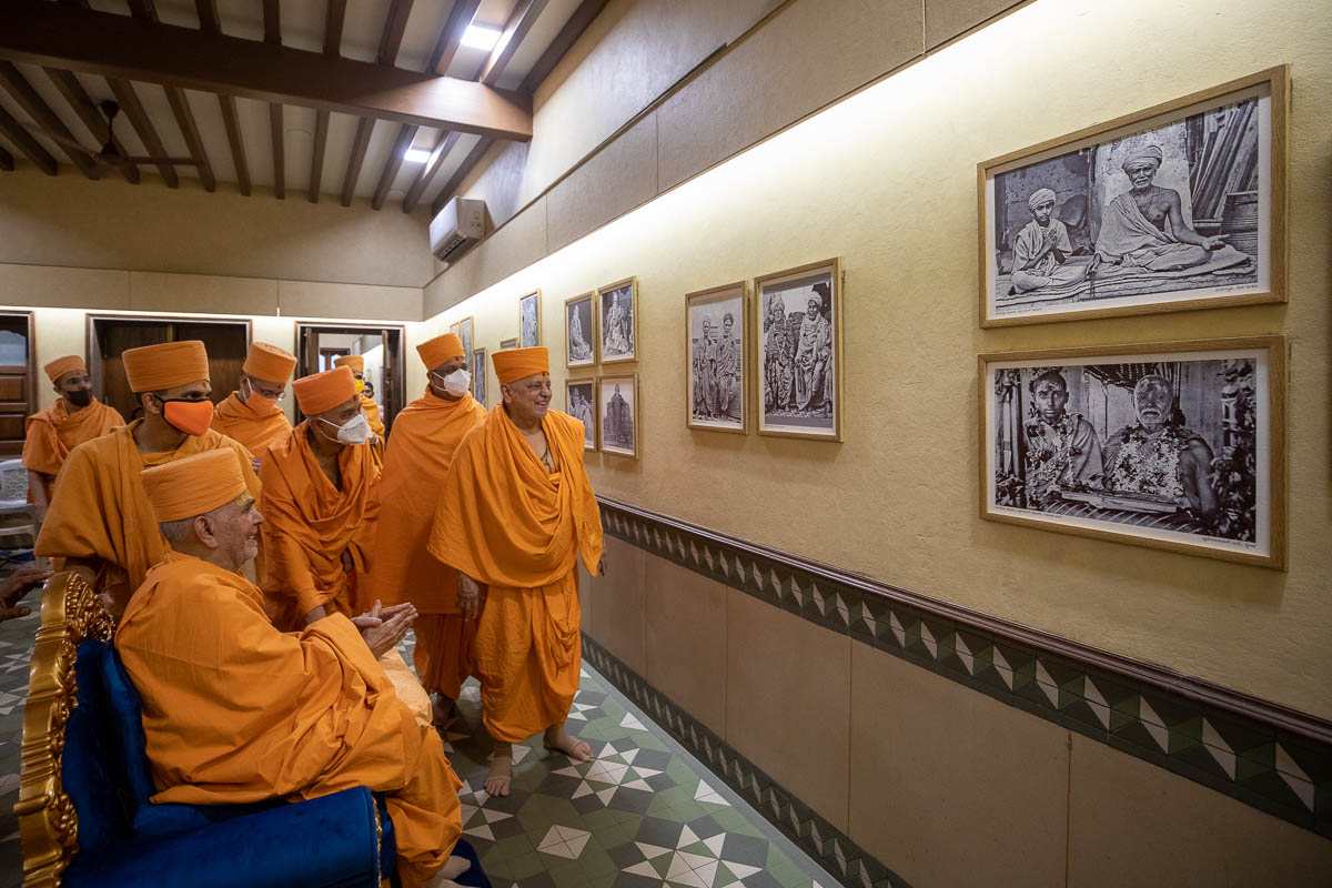 Swamishri observes photos of Brahmaswarup Shastriji Maharaj and Pramukh Swami Maharaj