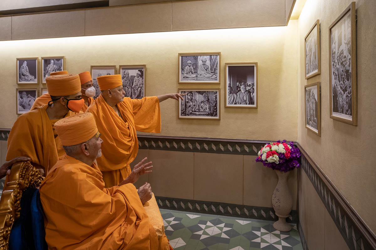 Swamishri observes photos of Brahmaswarup Shastriji Maharaj and Pramukh Swami Maharaj