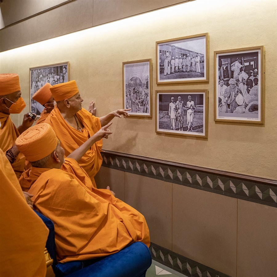 Swamishri observes photos of Brahmaswarup Shastriji Maharaj and devotees 