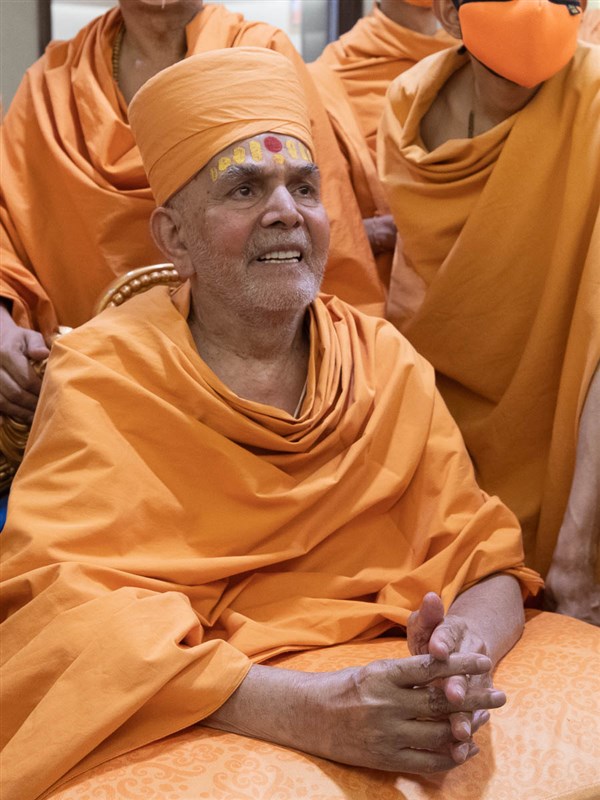 Swamishri observes photos 