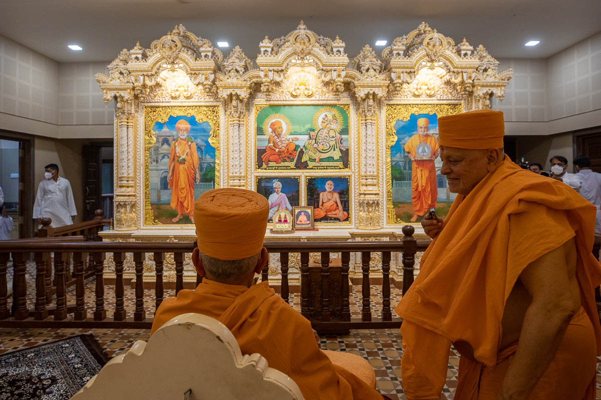 Pujya Ishwarcharan Swami in conversation with Swamishri 