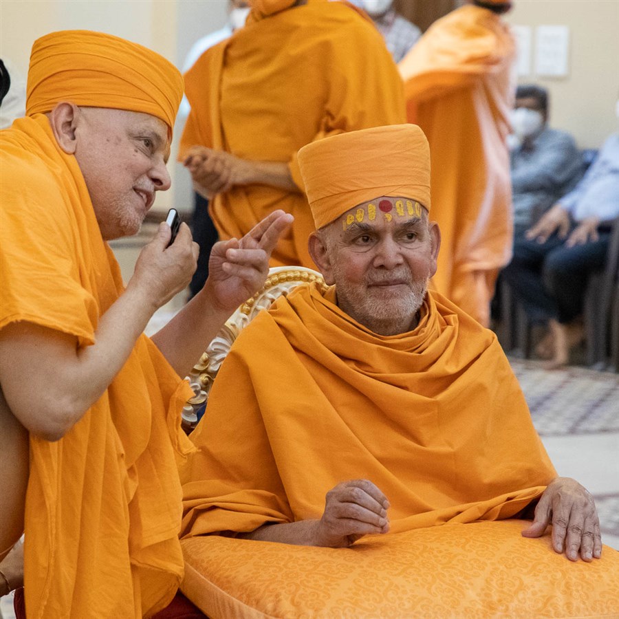 Pujya Ishwarcharan Swami in conversation with Swamishri 