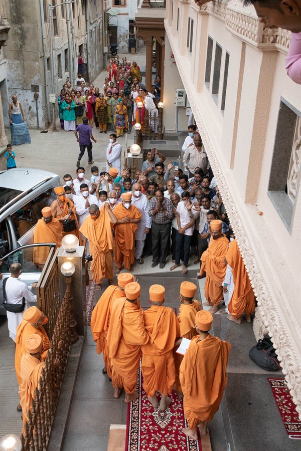 Devotees and well-wishers doing darshan of Swamishri