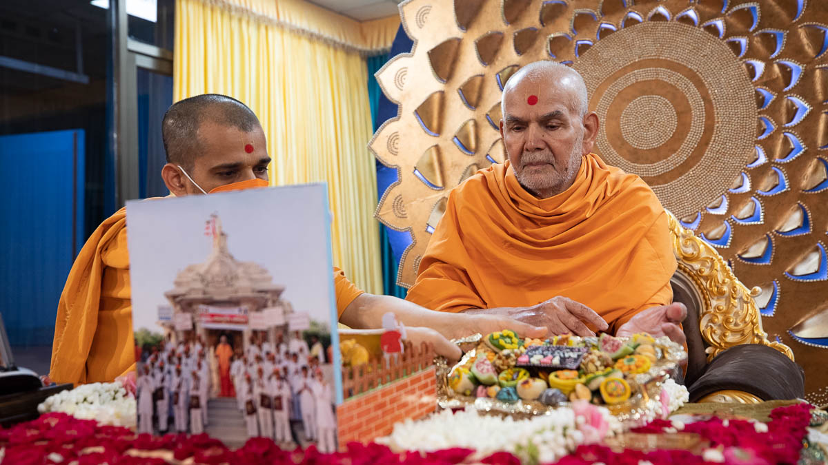 Swamishri offers thal to Thakorji