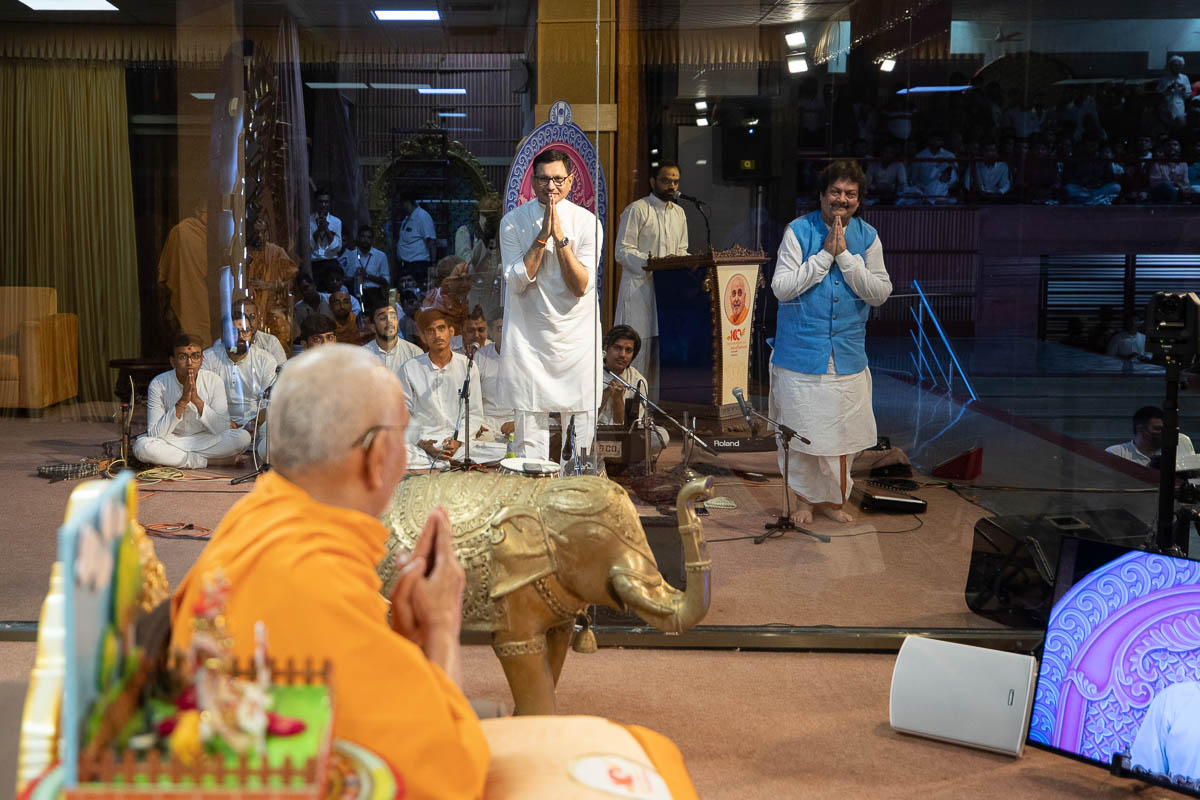 Shri Nirajbhai Parikh and Shri Raghavbhai Dave doing darshan of Swamishri