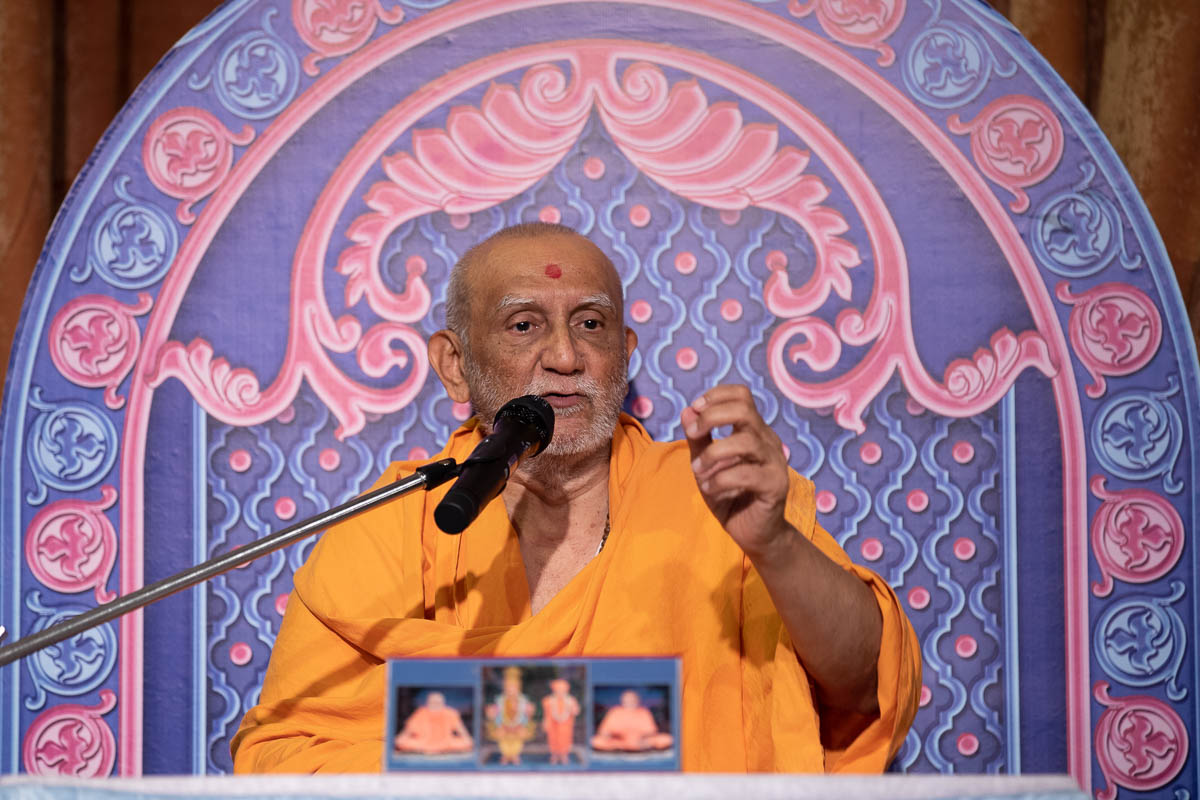 Atmaswarup Swami addresses the evening Sunday satsang assembly