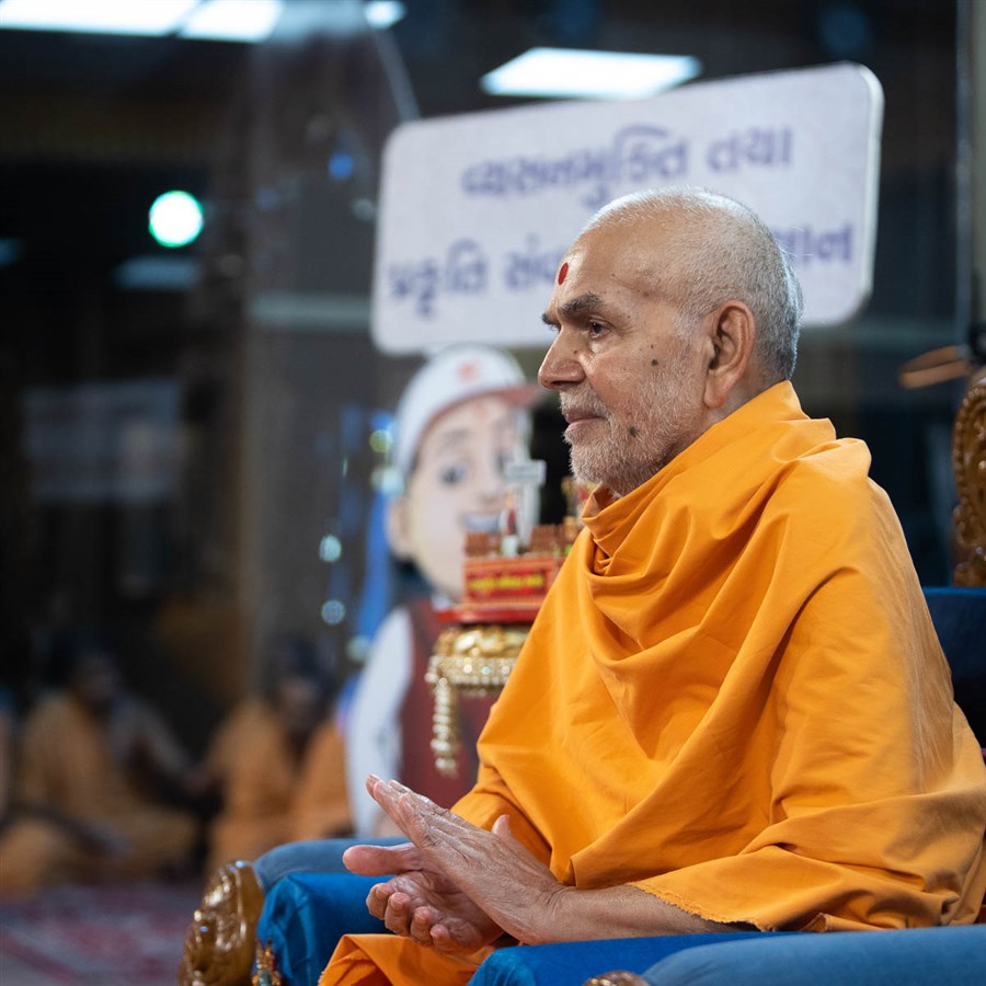 Swamishri appreciates balaks and karyakars