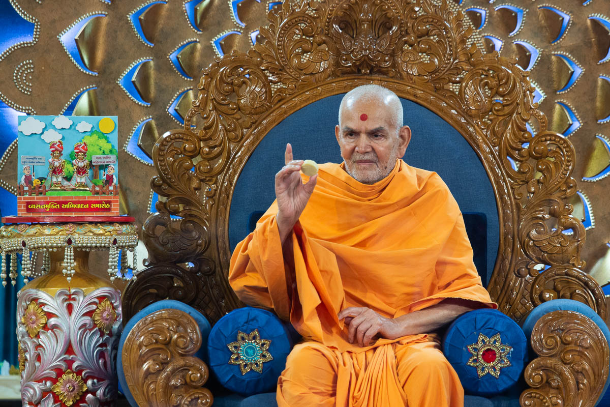 Swamishri offers prasad to children