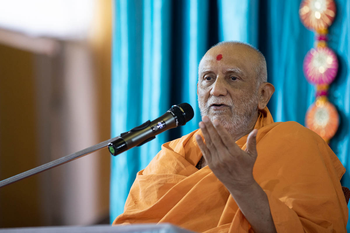 Atmaswarup Swami addresses the Sakar Tula assembly in the evening