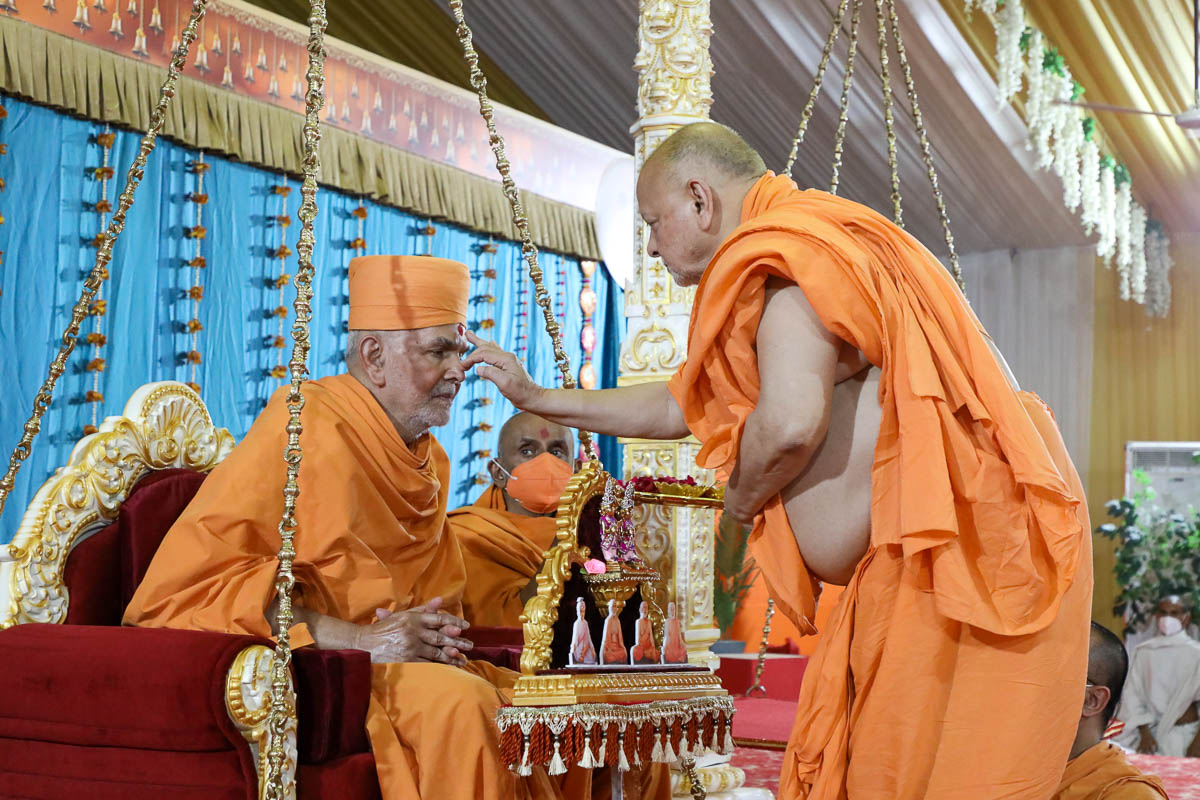 Pujya Ishwarcharan Swami performs pujan of Swamishri