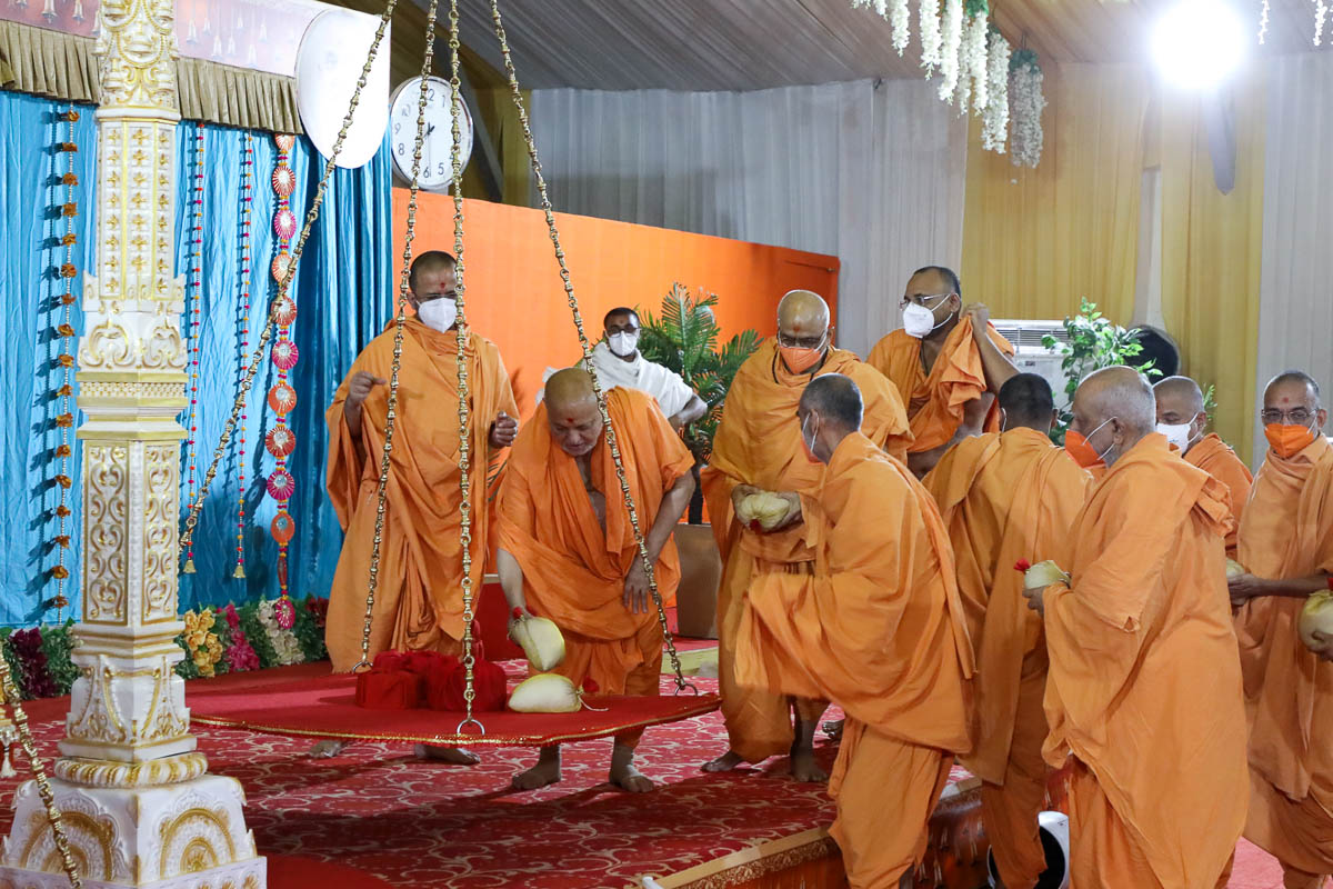 Pujya Ishwarcharan Swami places sakar in tula