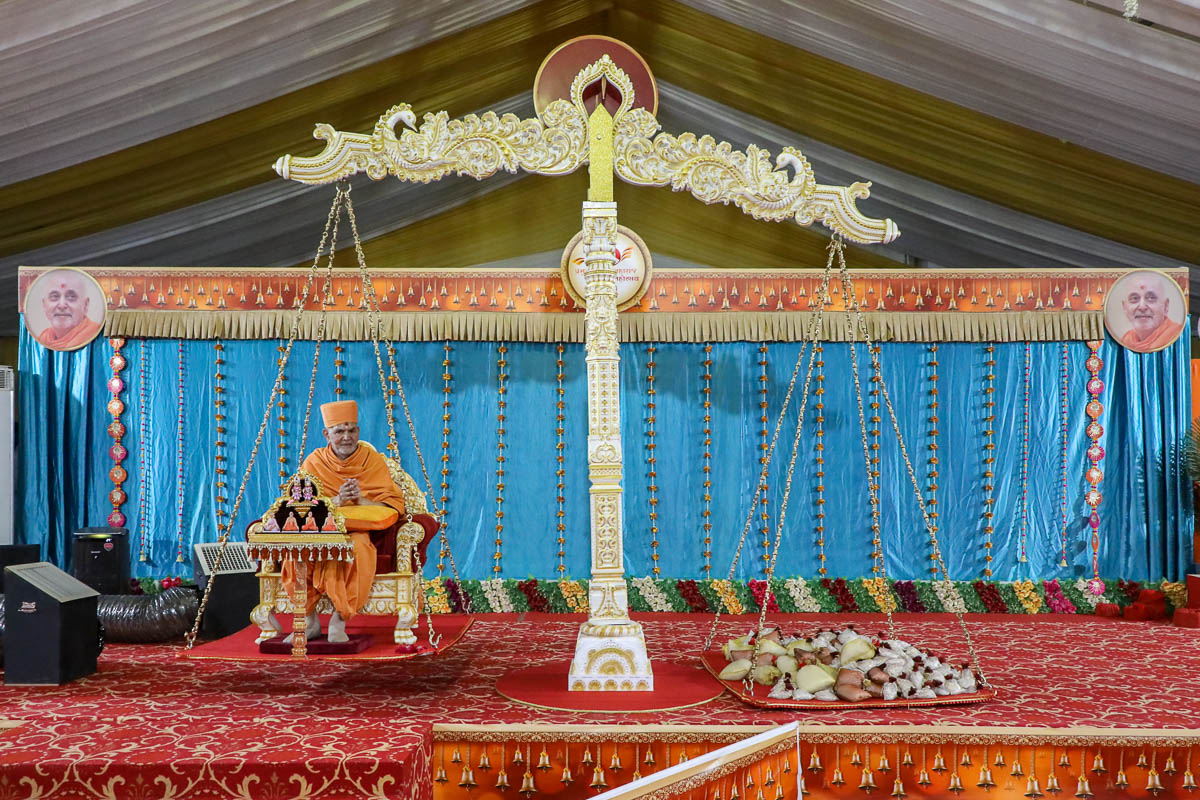 Swamishri during the Sakar Tula