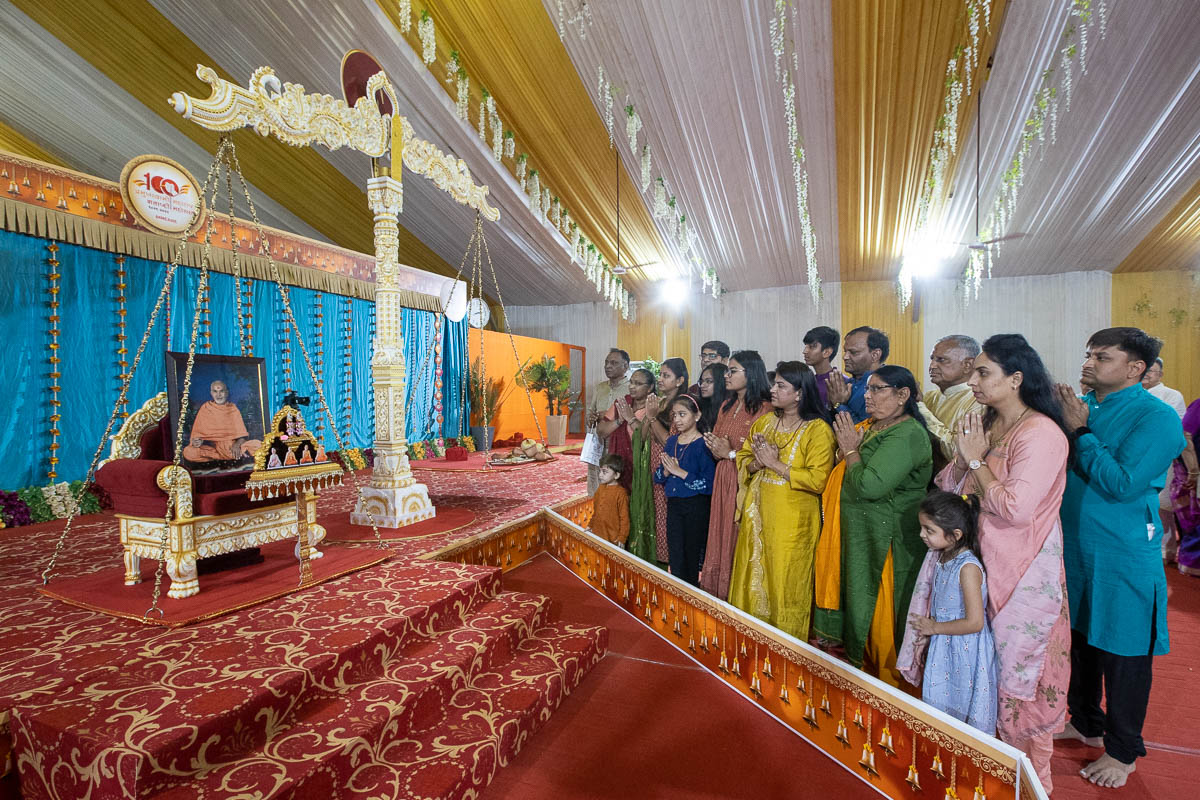 Devotees during the Sakar Tula