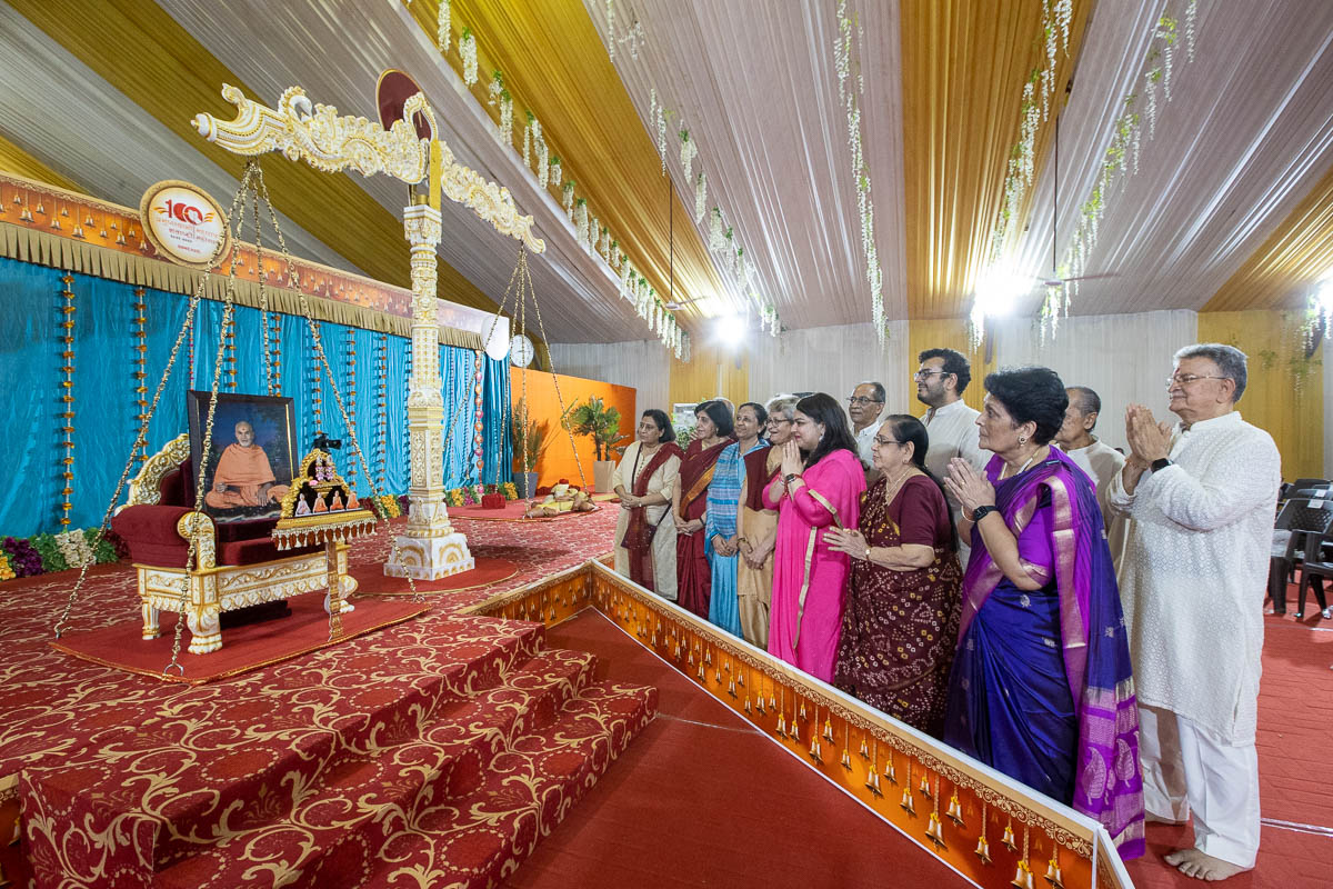 Devotees during the Sakar Tula