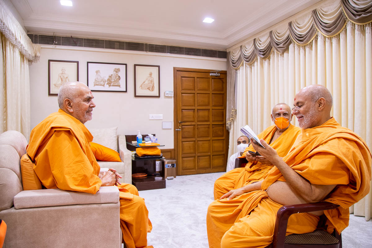 Swamishri in conversation with Pujya Viveksagar Swami in the evening