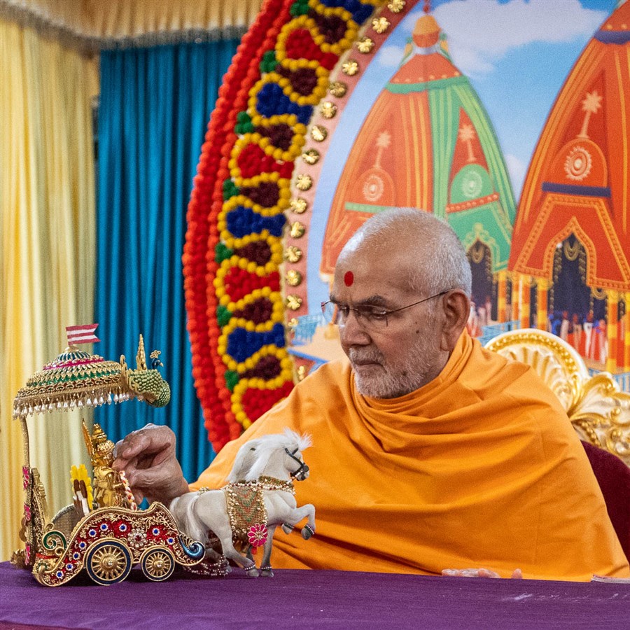 Swamishri ties a nadachhadi to Shri Harikrishna Maharaj and Shri Gunatitanand Swami