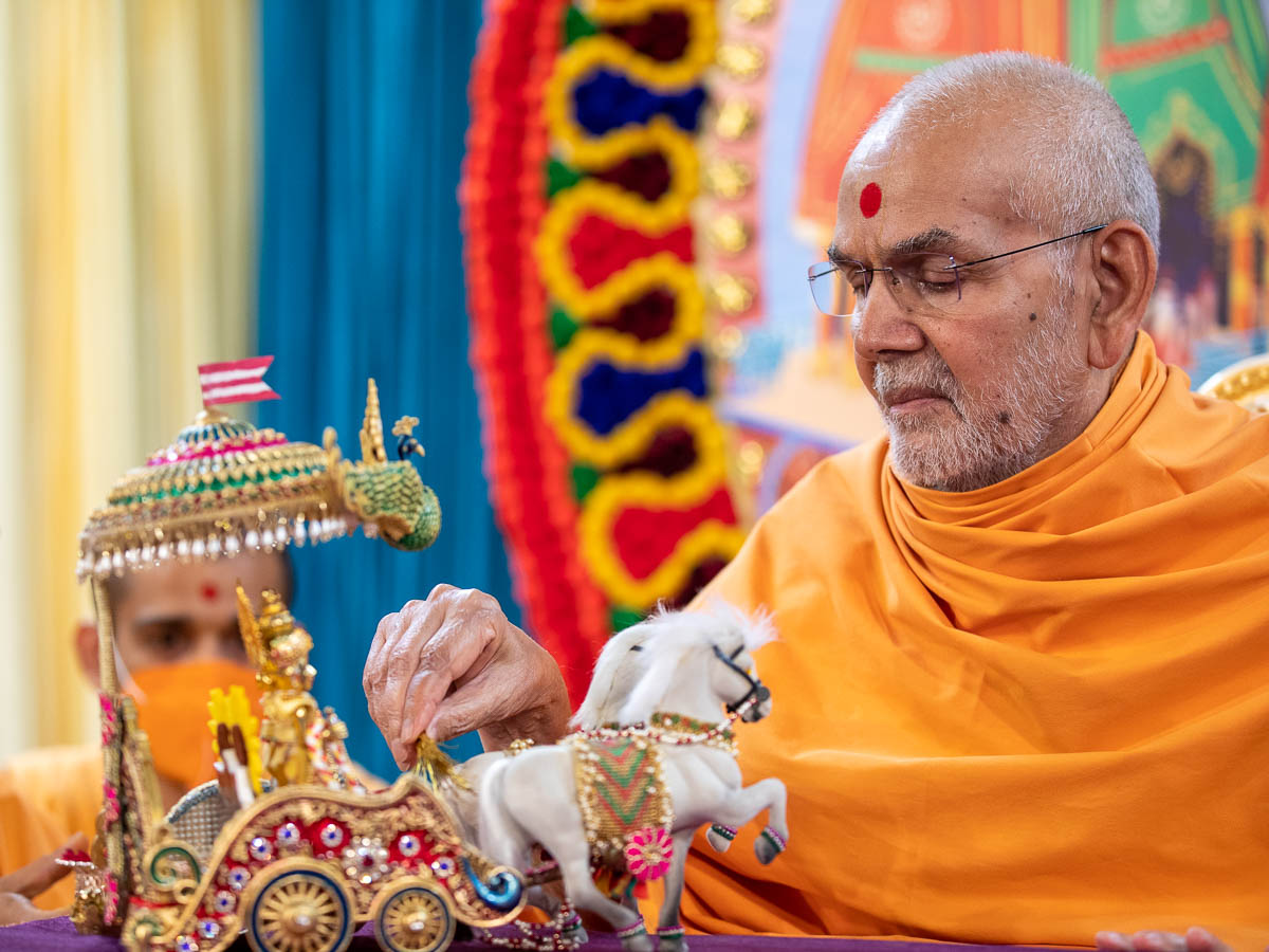 Swamishri performs the Rathyatra rituals